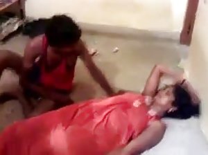देखा की तरह एक युवा प्रेमिका कपड़े पहने  हॉट माँ कॉम