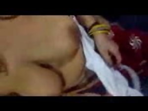 महिला और दो पुरुषों किसी में सार्वजनिक  भारतीय sex
