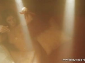 वार्नर उसकी मां से गुप्त में सौतेले पिता के साथ सोया  हिंदी सेक्स video