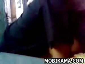 एम्मा राइडर थप्पड़ खुद को और खुद के साथ एक कम्पन या उत्तेजना यन्त्र  पूर्ण सेक्स
