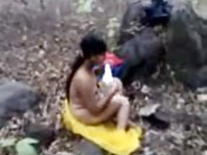 काले तेंदुए सोफे पर  माँ कमबख्त