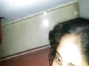 महिला खुश खुद के साथ के नरकट में प्रकृति  x वीडियो दिखाएं